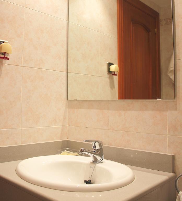 Hostal Cafeteteria Goya Barbastro Bilik gambar